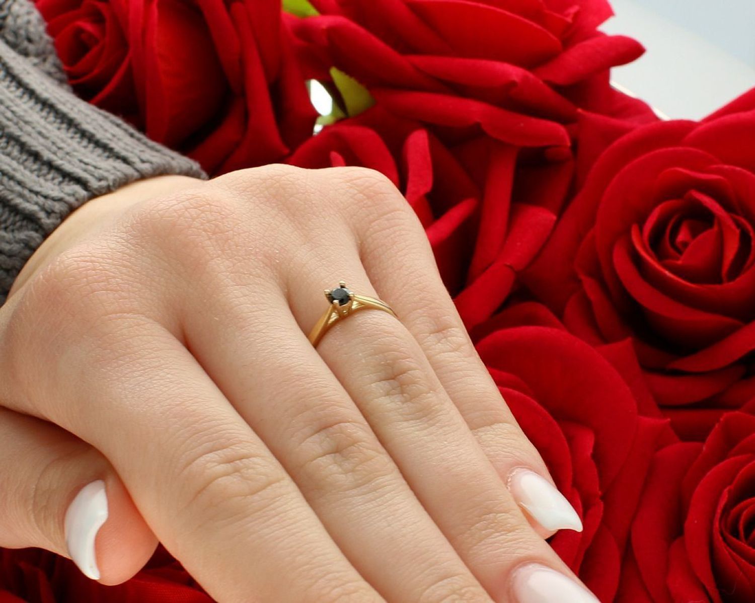 Pierścionek damski złoty próba 585, rozmiar 11 zdobiony czarną cyrkonią PI 6775A 585 Elegancki pierścionek damski wykonany z złota próby 585, ozdobiony subtelną, czarną cyrkonią 1.jpg